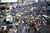 Dopravní zácpa rikšů. Dháka. Bangladéš.