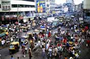 Dopravní zácpa rikšů. Dháka. Bangladéš.