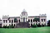 Koloniální budova v Dháce. Nyní muzeum. Bangladéš.
