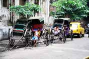 Odpočívající rikšové v Kalkatě. Indie.