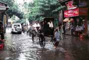 Monsunový déšť a rikšové. Kalkata. Indie.