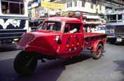 Malý nákladní taxi. Kalkata. Indie.