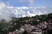Darjeeling a pohled na Himalajský masiv. Indie.