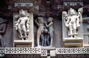 Erotická výzdoba chrámů v Khajuraho. Indie.