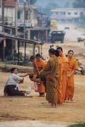 Raní nabízení jidla mnichům ve městě Phonsavan. Laos.