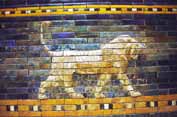 Výzdoba na bráně Ischtar z oblasti Mezopotánie. Pergamon muzeum, Berlín. Německo.