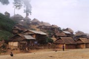 Phou Lao - tradiční laoská vesnice. Laos.