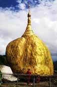 Posvátná stupa v Kyaiktiyo. Myanmar (Barma).
