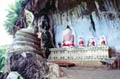 Malý chrám v oblasti jezera Inle. Myanmar (Barma).