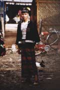 Muž z horského kmene Akha na tržišti v Muang Sing. Laos.