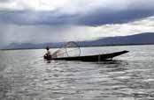 Rybář na jezeře Inle. Myanmar (Barma).