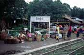 Železniční nádraží. Všichni čekají na vlak. Nechtějí nikam jen, jen chtějí prodávat zboží překupníkům, kteří vlak využívají k převážení zboží. Oblast okolo vesnice Kalaw.  Myanmar (Barma).