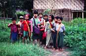 Děti na cestě do školy. Oblast okolo vesnice Kalaw.  Myanmar (Barma).