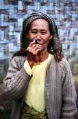 Mstn ena (pslunice horskho kmene) kou barmskou cigaretu nazvanou cheroot. Oblast okolo vesnice Kalaw.  Myanmar (Barma).
