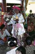 Žena představuje medium, které v tranzu odpovídá na otázky. "Nat" festival. Myanmar (Barma).