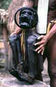 300 let stará mumie ve vesnici Jiwika. Papua, Indonésie.