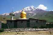 Gusfand Sara - místo pod horou Mt Damavand, kde je bouda na spaní. Írán.