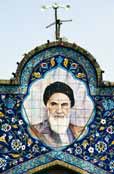 Ajatoláh Khomeini na budově tržnice ve městě Shiraz. Írán.
