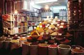 Obchod s kořením na bazaru (Bazar-e Vakil). Shiraz. Írán.