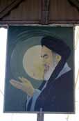 Ajatoláh Khomeini na budově mešity. Busher. Írán.