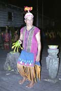 Dayak tančící tanec šamana. Kalimantan, Indonésie.