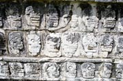 Reliéfy lebek, Chichen Itza, postaveno v období 1100-1300 našeho letopočtu v Májsko-Toltéckém Stylu. Mexiko.