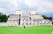 Chichen Itza, náměstí tisíce sloupů a chrám válečníků, postaveno 900-1200 našeho letopočtu. Mexiko.