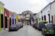 Ulice v historickém středu města Campeche. V dáli je vidět brána v opevnění Puerta de Tierra.  Mexiko.