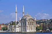 Dolmabahce palác, sídlo posledních Ottomanských sultánů, postaven 1843-1856, Istanbul. Turecko.