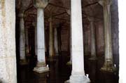 Basilica Cistern, cisterna postavena v roce 532 csaem Justininem. Stavba je 70m irok a 140m dlouh. Stechu podpr 336 sloup. Istanbul. Turecko.