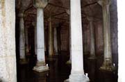Basilica Cistern, cisterna postavena v roce 532 císařem Justiniánem. Stavba je 70m široká a 140m dlouhá. Střechu podpírá 336 sloupů. Istanbul. Turecko.