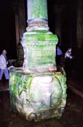 Hlava Medůsy, Basilica Cistern, cisterna postavena v roce 532 císařem Justiniánem. Stavba je 70m široká a 140m dlouhá. Střechu podpírá 336 sloupů. Istanbul. Turecko.