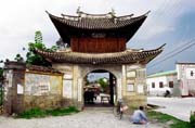 Čínská brána v malé vesnici u města Dali.  Čína.
