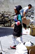 Žena z horského kmene na trhu v Dali. Čína.