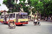 Ulice v Hanoi a autobus Karosa. Vietnam.