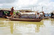 Život na vodě v Mekong deltě.  Vietnam.