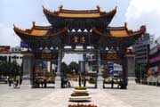 Čínská brána v Kunmingu. Čína.