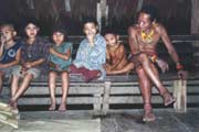 Mentawajská rodina. Ostrov Siberut. Sumatra,  Indonésie.