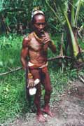 Mentawajský muž. Ostrov Siberut. Sumatra, Indonésie.