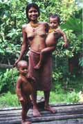 Mladá mentawajská žena s dětmi. Ostrov Siberut. Sumatra,  Indonésie.