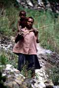Domorodkyn z kmene Dani nesouc mal dt. Papua,  Indonsie.