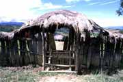 Vstup do vesnice. Papua, Indonésie.