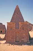 Pyramidy v Meroe. Sdn.