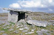 Menhir Poulnabrone. Je starý 5800 let. Irsko.