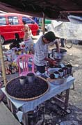 Prodej čestvě pražené kávý na velkém týdenním trhu ve městě Rantepao, oblast Tana Toraja. Sulawesi,  Indonésie.
