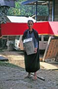 Na pohřební slavnosti. Pozůstalí jsou vždy v černém. Oblast Tana Toraja. Sulawesi, Indonésie.