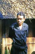 Na pohřební slavnosti. Pozůstalí jsou vždy v černém. Oblast Tana Toraja. Sulawesi, Indonésie.