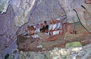 Staré hroby v jeskyni. Oblast Tana Toraja. Sulawesi, Indonésie.