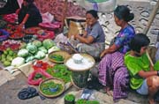 Velký týdenní trh ve městě Rantepao, oblast Tana Roraja. Sulawesi, Indonésie.