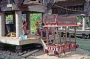 Výroba pohřebních már na pohřební slavnost. Oblast Tana Toraja. Sulawesi, Indonésie.